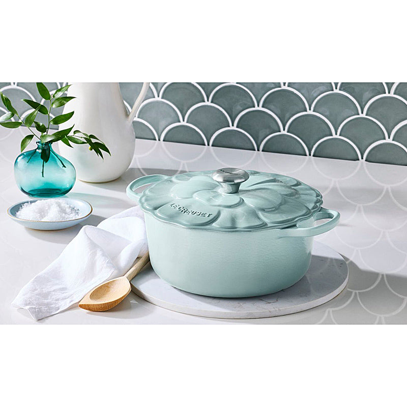 Le Creuset Bräter Signature Blume 26 cm Sea Salt