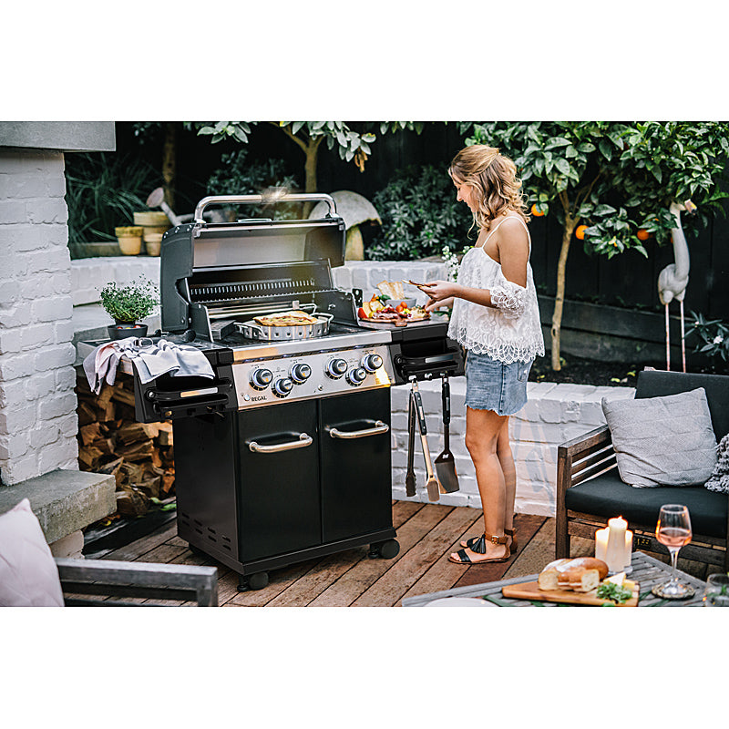 Broil King Regal 490 Gasgrill Farbe: Schwarz Bundle Gussplatte und Schutzhülle inklusive