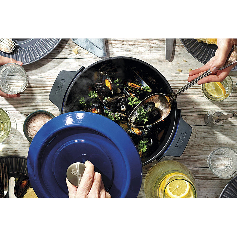 WOLL Kasserolle 28cm Gusseisen mit Silikongriffschutz 3,7l Cobalt Blue 828CI-020