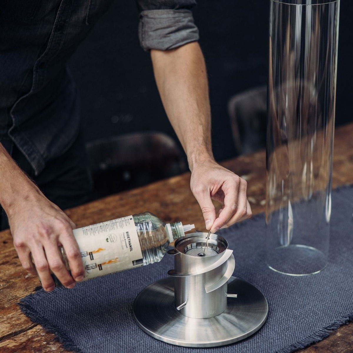 Befüllen eines Höfats SPIN Bioethanol-Burners mit Flüssig-Brennstoff