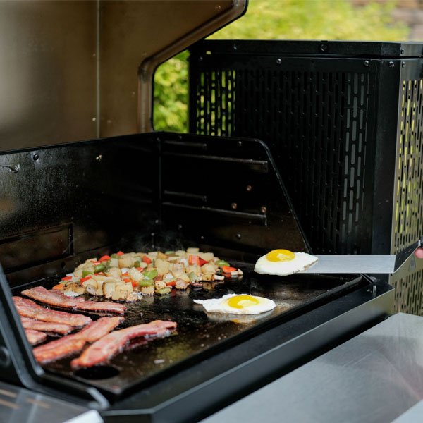Masterbuilt digitaler Holzkohlegrill + Smoker Gravity Series 800 Griddle