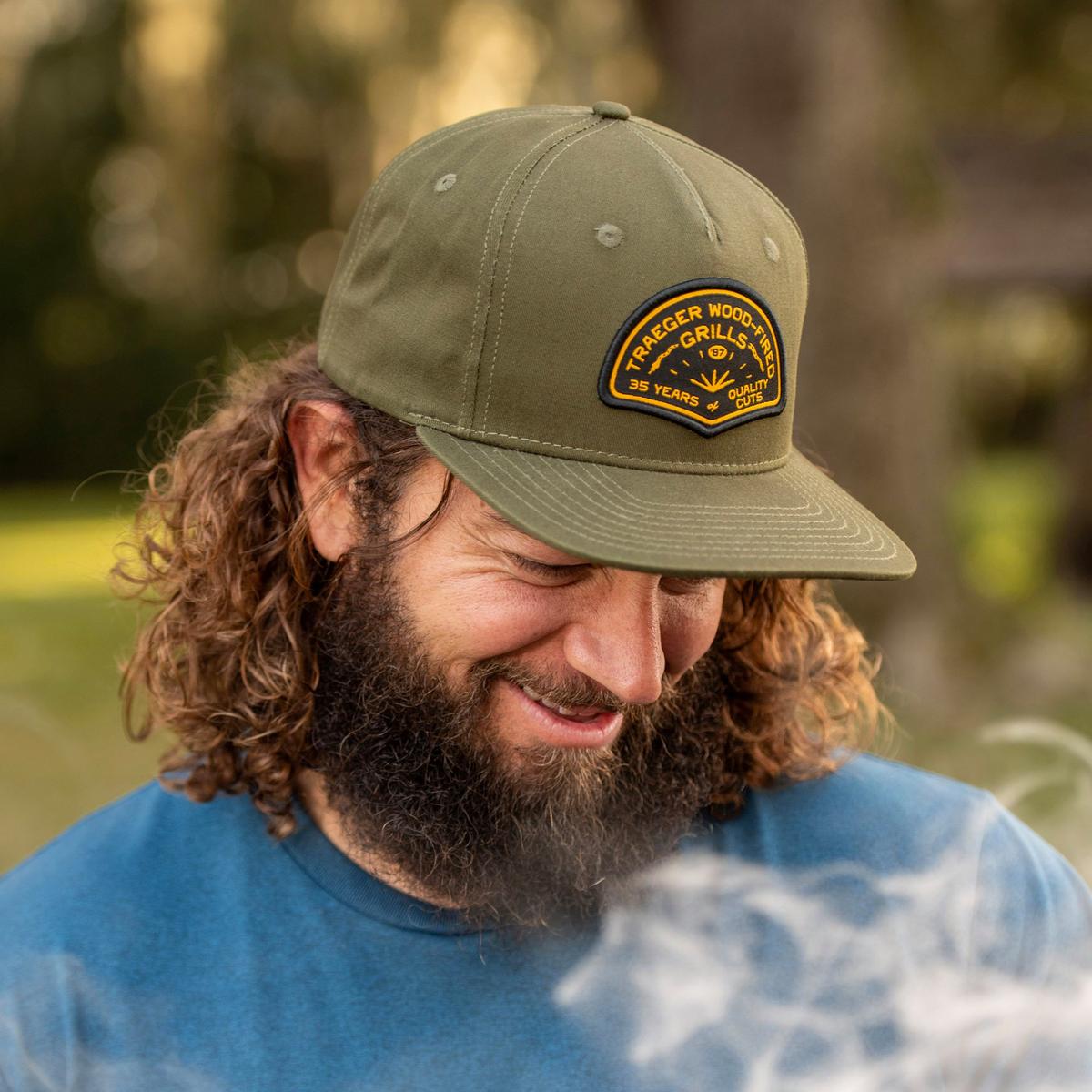 Mann trägt die grüne Traeger Trading Post Cap