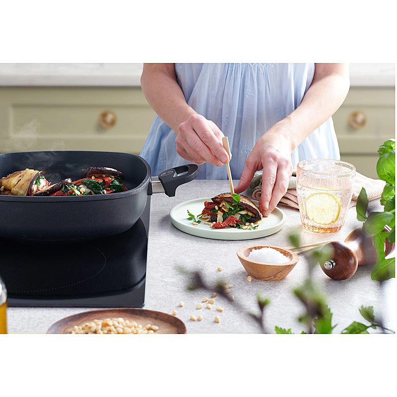 WOLL Nowo Guss-Servierpfanne, viereckig 28 x 28 cm; 7 cm hoch; 2 Seitengriffe 628-2N