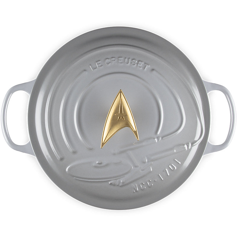 Le Creuset Enterprise Bräter mit Sternenflotte-Delta Deckelknopf  26cm Perlgrau aus Gusseisen