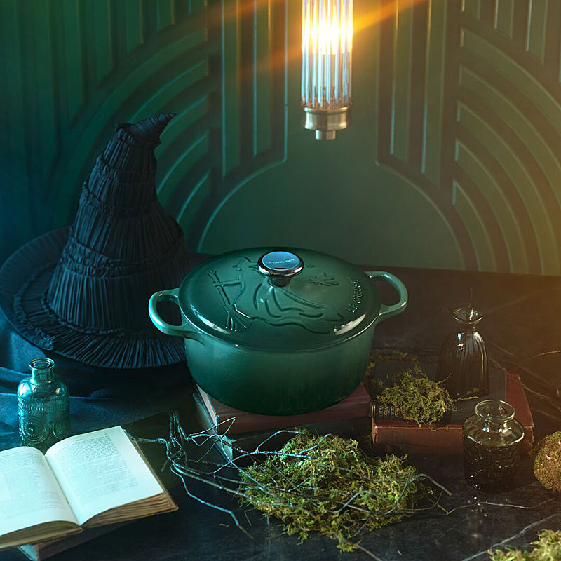 Le Creuset Wicked Collection - runder Bräter Elphaba aus Gusseisen, 24 cm / 4,2 l