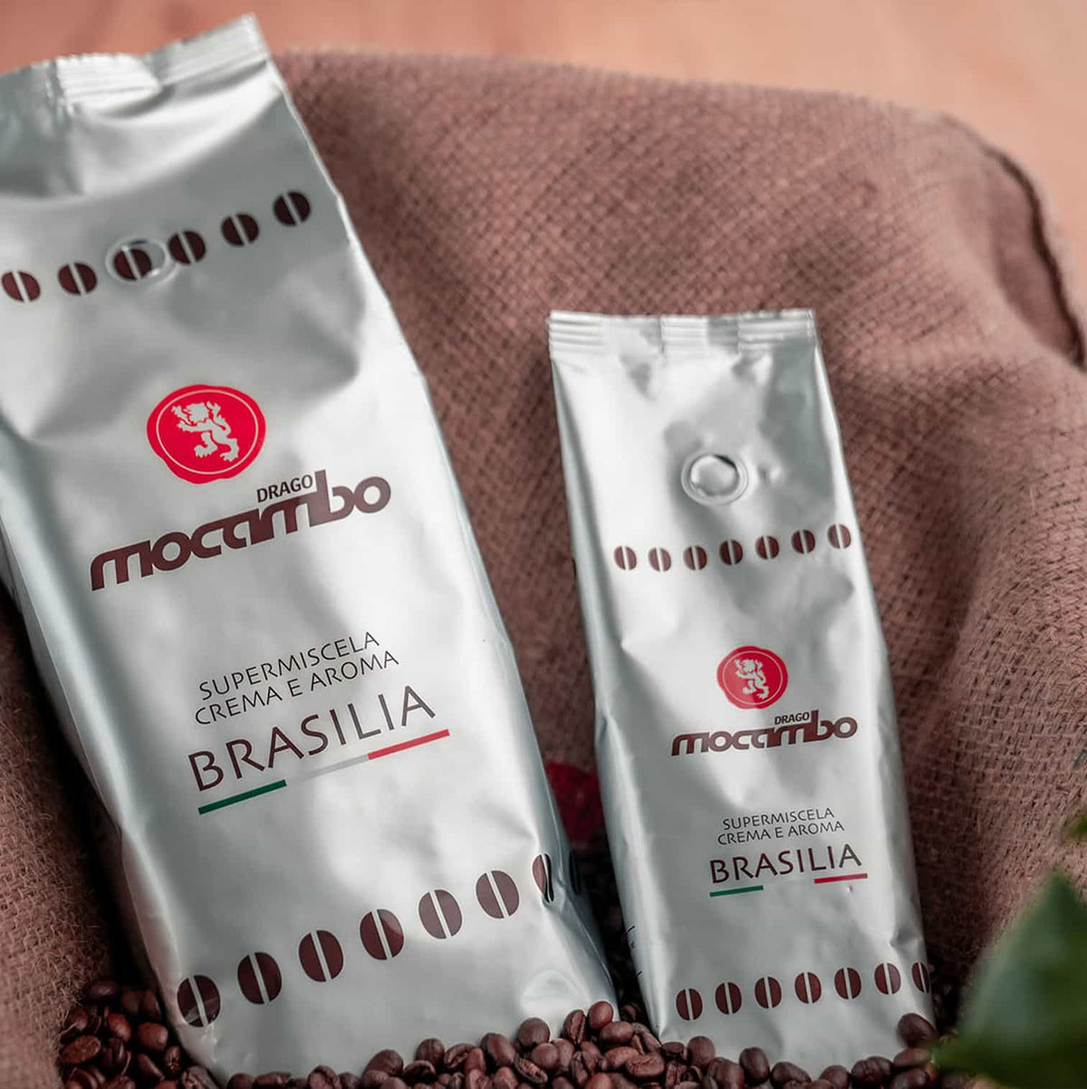 Drago mocambo Caffè Brasilia Packungen auf Jutesack mit Kaffeebohnen