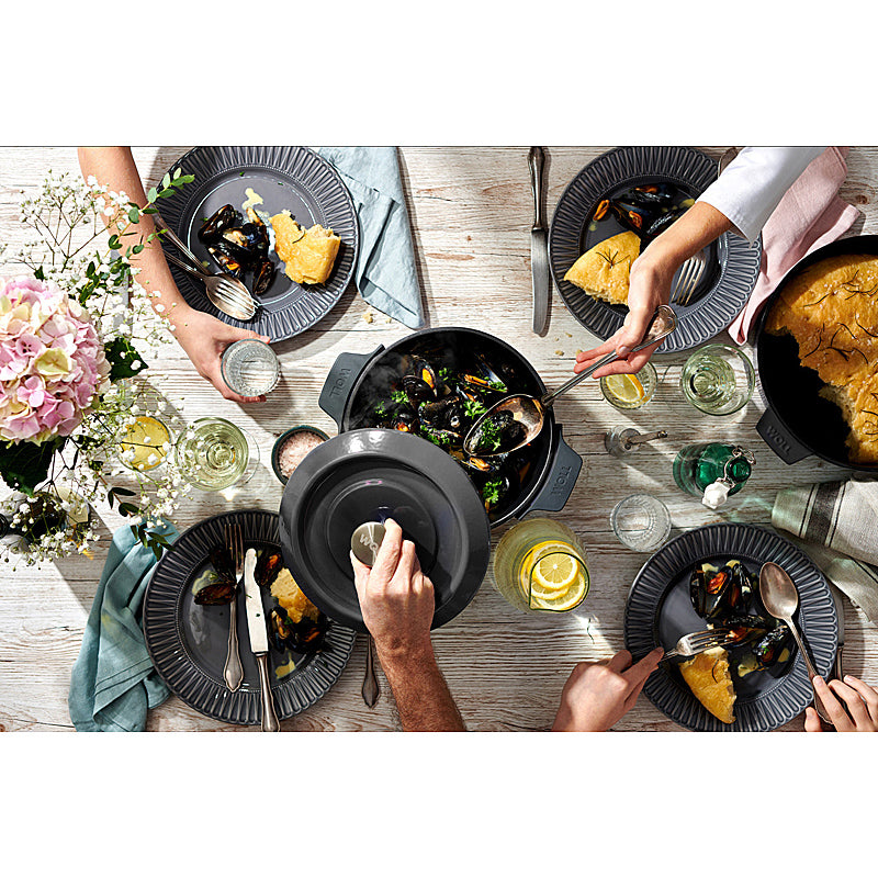 WOLL Kasserolle 24cm Gusseisen mit Silikongriffschutz 4,2l 124CI-030 Carbon Grey