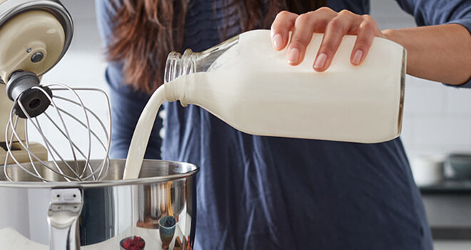 kitchenaid-milch-einschütten