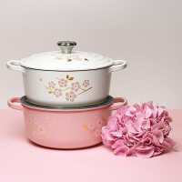 Le Creuset Br&auml;ter rund Signature 20 cm, 
Chiffon Pink mit Sakura-Dekor