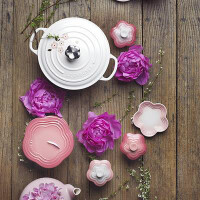 Le Creuset Br&auml;ter rund Signature 20 cm, 
Wei&szlig; mit Sakura-Dekor